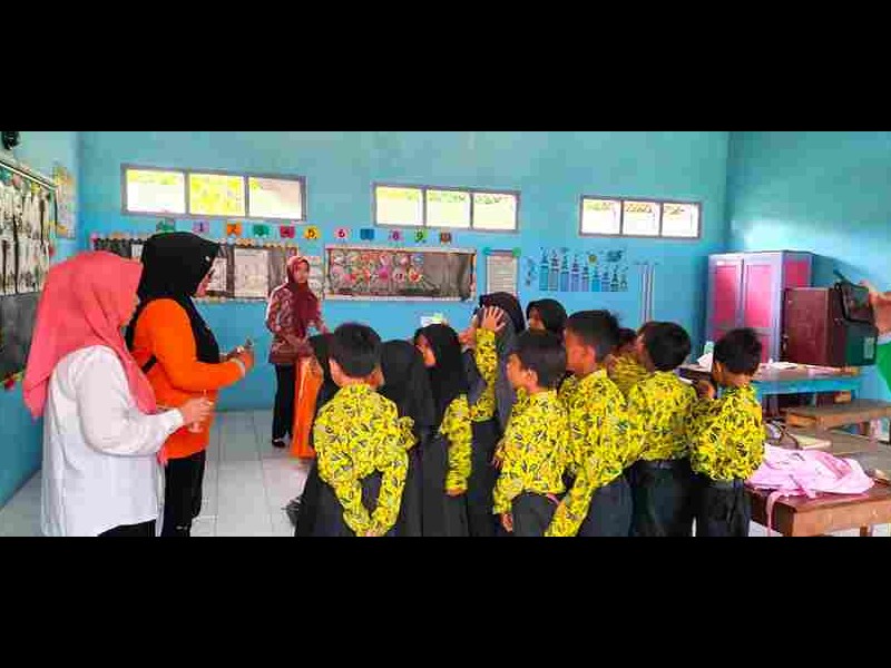 PEMBERIAN OBAT CACING OLEH  PETUGAS PUSKESMAS DI SD NEGERI 4 SUMBERANYAR