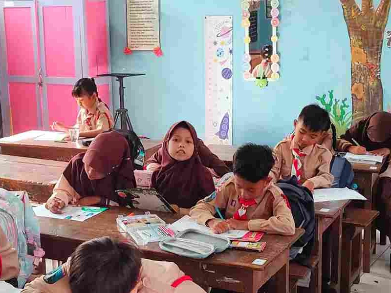 MEWARNAI SETELAH SAS