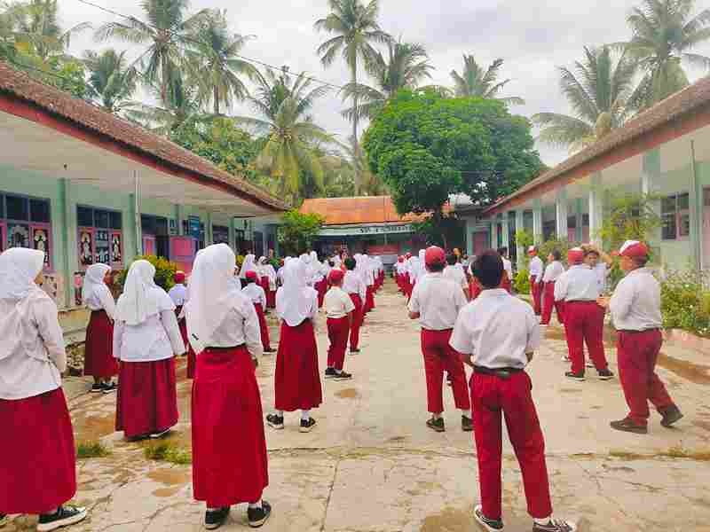 Menyanyikan lagu Indonesia Raya