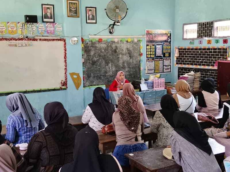 PEMBERIAN RAPOR SEMESTER II SD NEGERI 4 SUMBERANYAR